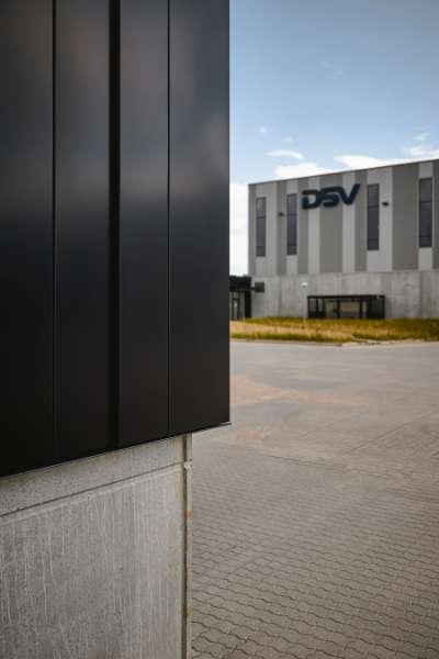 Miljøfrontløber inden for logistikbyggeri beklædt med facadekassetter, DSV Hedeland - Hedelandsvej 28B, 2640 Hedehusene